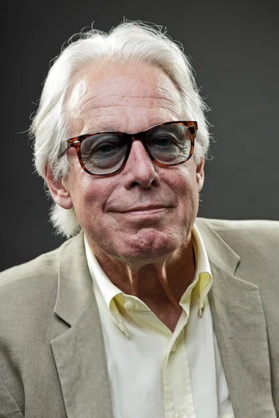Starší muž v retro brýle a světlé barvy. — Stock fotografie