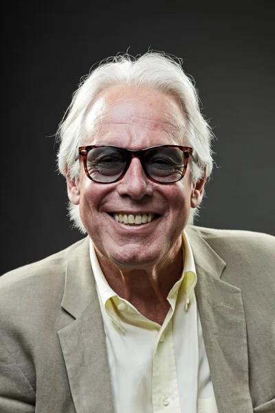 Grappige senior zakenman dragen van een pak en retro zonnebril. — Stockfoto