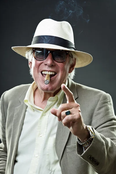 Hombre gángster senior fumando cigarro usando traje ligero y sombrero con gafas de sol vintage . — Foto de Stock