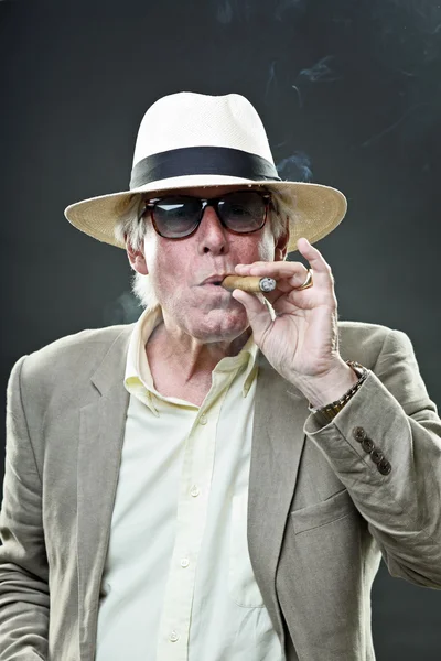 Homem gângster sênior fumando charuto vestindo terno leve e chapéu com óculos de sol vintage . — Fotografia de Stock