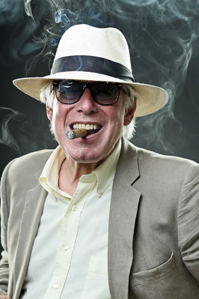Senior gangster man röka cigarr bär ljus kostym och hatt med vintage solglasögon. — Stockfoto