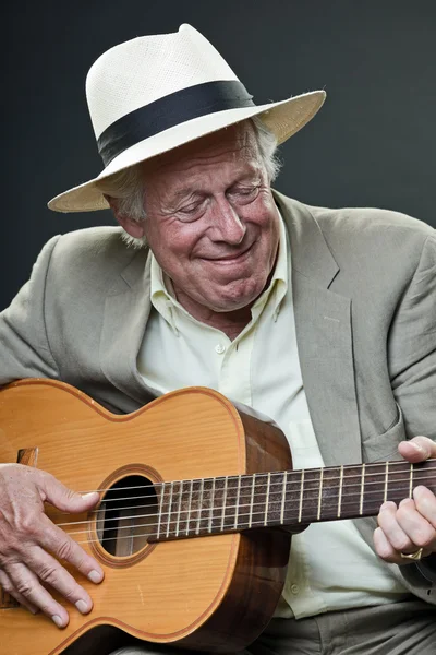 Senior jazz musician with accoustic guitar wearing suit and hat. — Stock Photo, Image