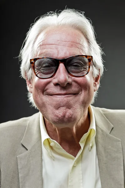 Grappige senior zakenman dragen van een pak en retro zonnebril. — Stockfoto