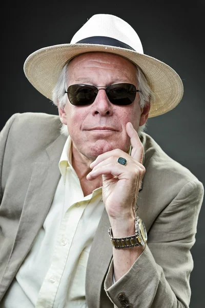 Senior gangster homem vestindo luz terno preto óculos de sol e chapéu . — Fotografia de Stock