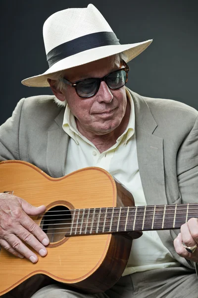 Sênior músico de jazz com guitarra acústica usando chapéu e óculos de sol . — Fotografia de Stock