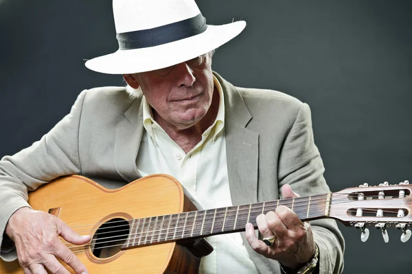 Senior jazz-muzikant met akoestische gitaar dragen van hoed en zonnebril. — Stockfoto