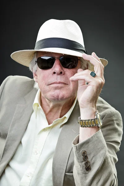 Senior gangster homem vestindo luz terno preto óculos de sol e chapéu . — Fotografia de Stock