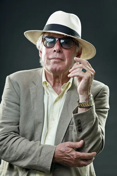 Senior dandy man dragen pak en muts met vintage zonnebril. — Stockfoto