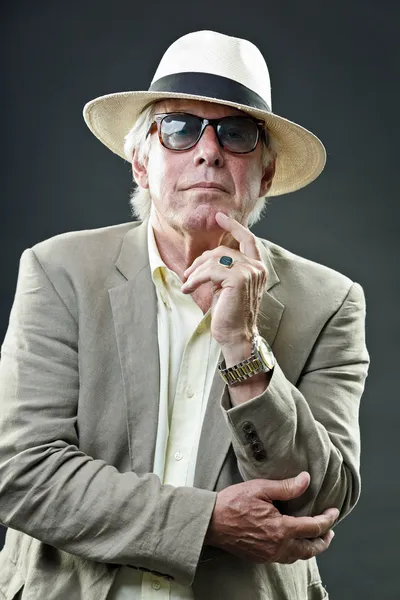 Äldre man i kostym som bär hatt och vintage solglasögon. — Stockfoto