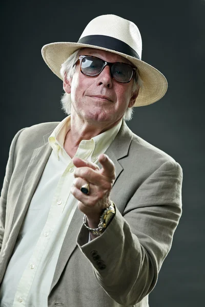 Ανώτερος άνθρωπος στο κοστούμι φοράει καπέλο και vintage γυαλιά ηλίου. — Φωτογραφία Αρχείου