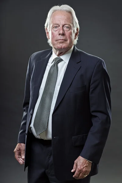 Hombre de negocios senior con traje y corbata azul oscuro . —  Fotos de Stock