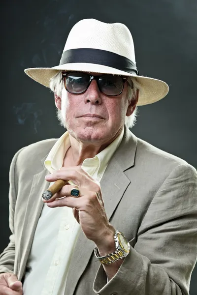 Senior man with hat and sunglasses smoking cigar. — Stock Photo, Image