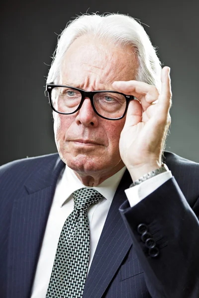 Homme âgé avec des lunettes vintage en costume — Photo