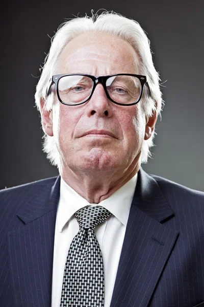Hombre de negocios senior con gafas vintage con traje azul oscuro y corbata —  Fotos de Stock