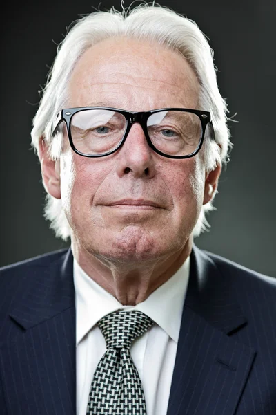 Senior-Geschäftsmann mit Vintage-Brille in dunkelblauem Anzug und Krawatte — Stockfoto