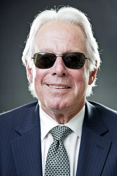 Senior cool business man dragen donkere blauwe pak en stropdas met zwarte zonnebril. — Stockfoto