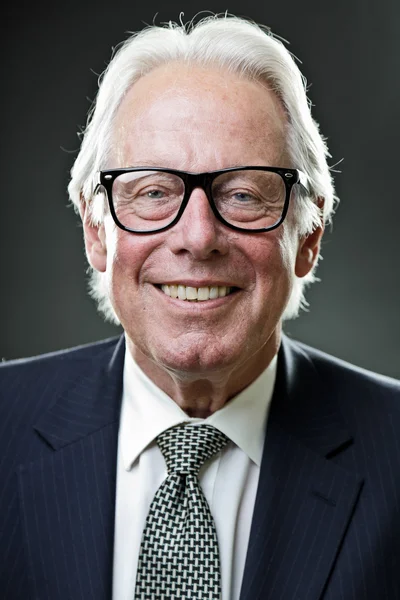 Senior obchodní muž s vintage brýlemi na sobě tmavě modrý oblek a kravatu — Stock fotografie