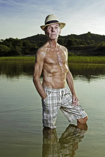 自然美しい夏の日を楽しんでいるシニア男性. — ストック写真