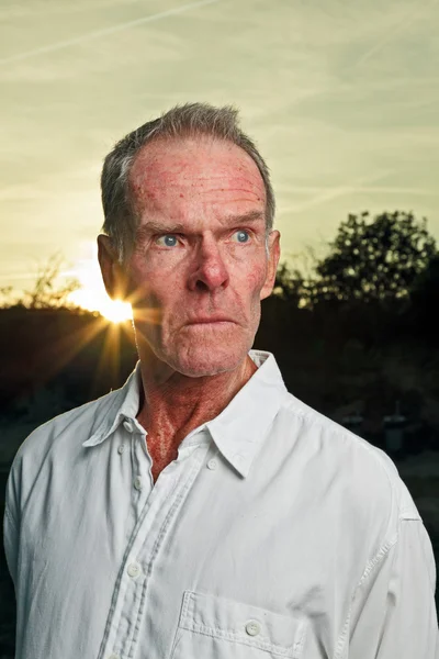 Senior man genieten van natuur op mooie zomerdag. — Stockfoto