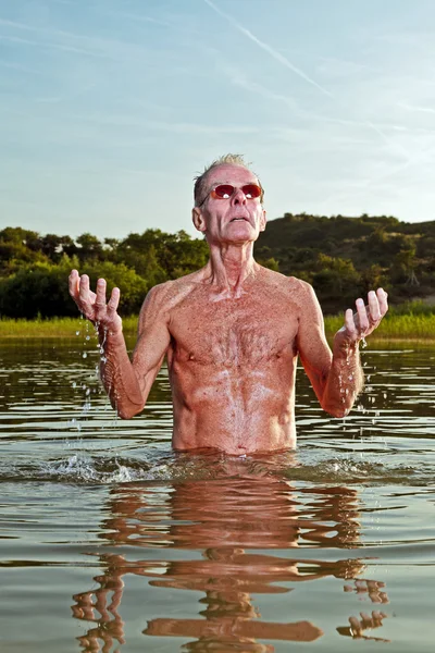 Senior man genieten van natuur op mooie zomerdag. — Stockfoto