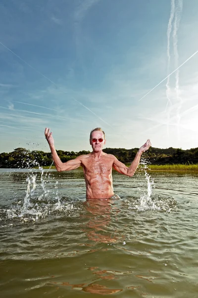 Senior gezonde man genieten van natuur op mooie zomerdag. — Stockfoto