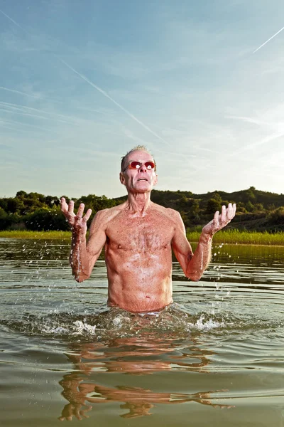 Uomo anziano sano godersi la natura nella bella giornata estiva . — Foto Stock