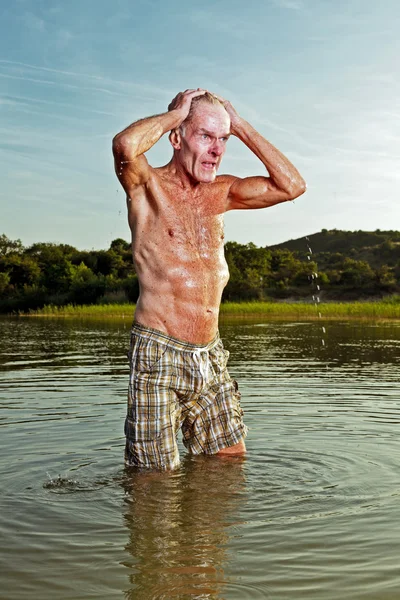 Старший здоровый человек наслаждается природой в прекрасный летний день . — стоковое фото