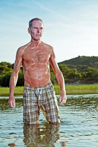 아름 다운 여름날에 자연을 즐기는 노인 건강 한 남자. — 스톡 사진