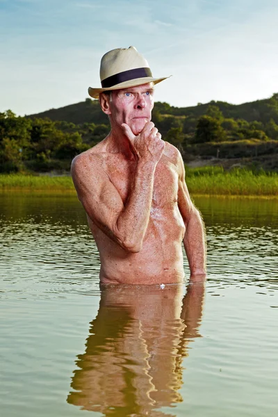 Senior hombre sano disfrutando de la naturaleza en hermoso día de verano . — Foto de Stock