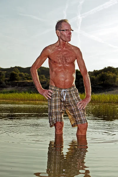 Senior gezonde man genieten van natuur op mooie zomerdag. — Stockfoto