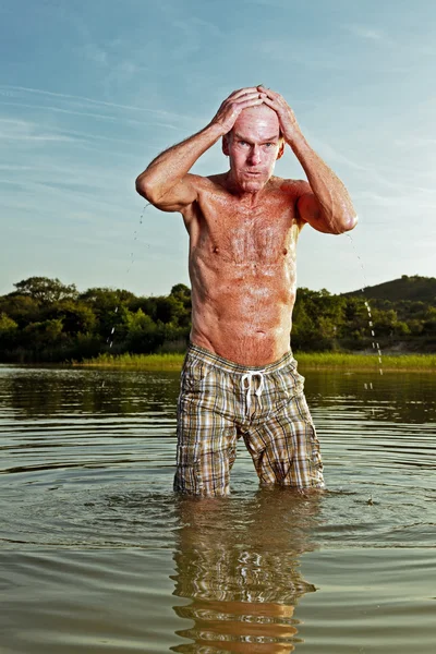 Senior hombre sano disfrutando de la naturaleza en hermoso día de verano . — Foto de Stock