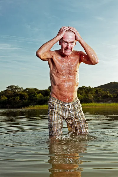 Senior hombre sano disfrutando de la naturaleza en hermoso día de verano . —  Fotos de Stock