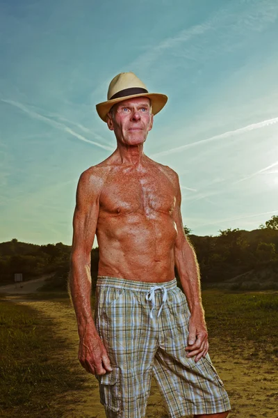 Uomo anziano sano godersi la natura nella bella giornata estiva . — Foto Stock