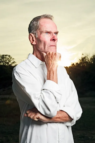 Senior gezonde man genieten van natuur op mooie zomerdag. — Stockfoto