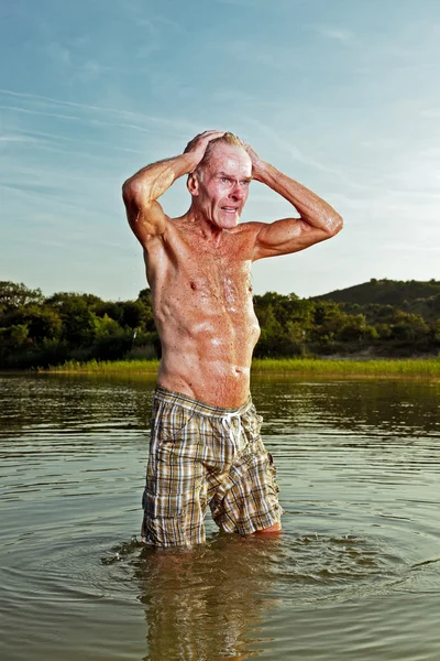 Старший здоровый человек наслаждается природой в прекрасный летний день . — стоковое фото