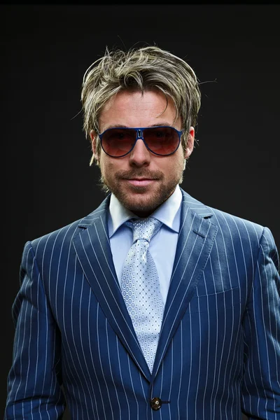 Pria bisnis bergaya dengan rambut pirang pendek mengenakan setelan bergaris biru dan dasi biru muda . — Stok Foto