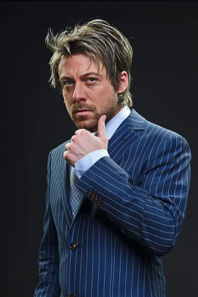 Elegante uomo d'affari con capelli biondi corti che indossa abito a righe blu e cravatta azzurra . — Foto Stock