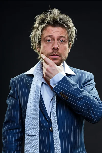 Stylový obchodní muž s krátkými blond vlasy, na sobě modrý proužkovaný oblek a světle modrou kravatu. — Stock fotografie