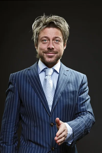 Pria bisnis bergaya dengan rambut pirang pendek mengenakan setelan bergaris biru dan dasi biru muda . — Stok Foto