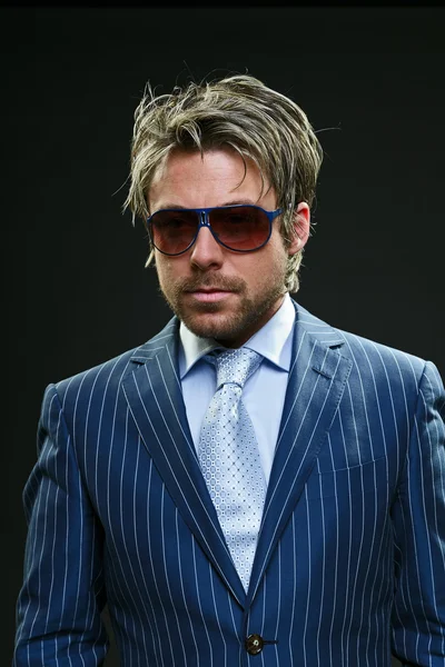 Elegante uomo d'affari con capelli biondi corti che indossa abito a righe blu e cravatta azzurra . — Foto Stock