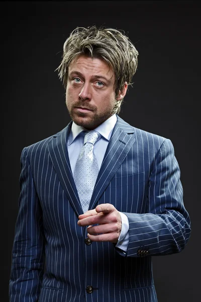 Homme d'affaires élégant aux cheveux blonds courts portant un costume rayé bleu et une cravate bleu clair . — Photo