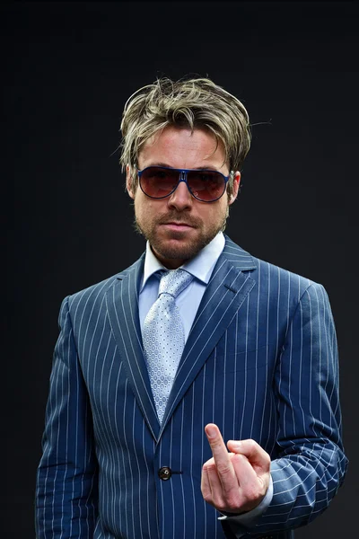Homem de negócios elegante com cabelo loiro curto vestindo terno listrado azul e gravata azul claro . — Fotografia de Stock