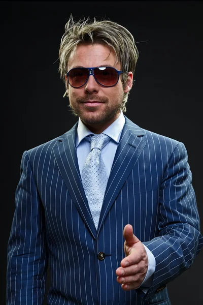 Homem de negócios elegante com cabelo loiro curto vestindo terno listrado azul e gravata azul claro . — Fotografia de Stock