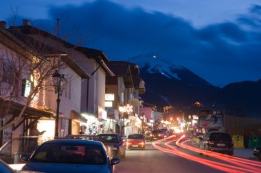 Bansko, gece, tanınmış Kayak Merkezi, Bulgaristan, Balkanlar Caddesi'nde trafik