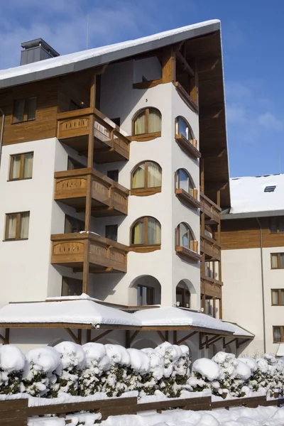 ピリン山のバルカン半島のブルガリア、バンスコ建築現代ケンピン スキー ホテル — ストック写真