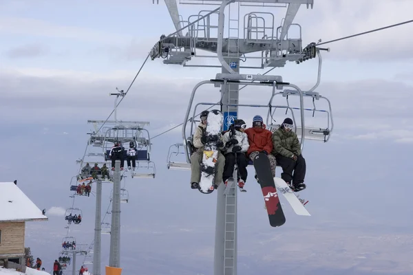 Bansko, snowboarders op lift, Balkan, Bulgarije — Stockfoto