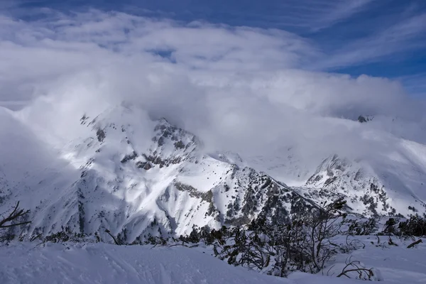 Bansko, sebuah resor ski terkenal, pemandangan awan, pemandangan utama gunung Pirin — Stok Foto