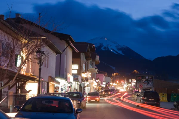 Bansko, provoz ulici v noci, známé lyžařské středisko, Bulharsko, Balkán — Stock fotografie