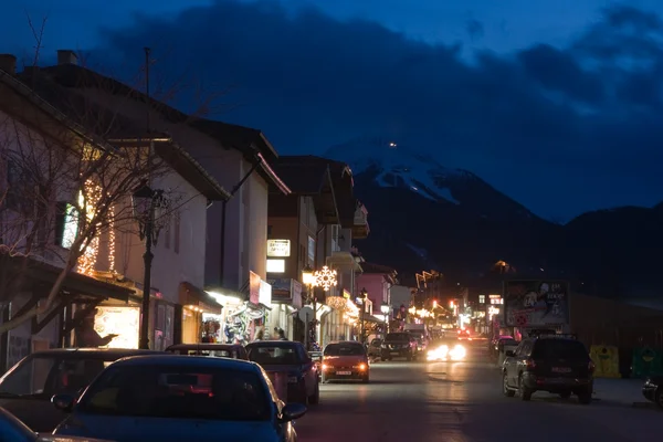 Bansko, provoz ulici v noci, známé lyžařské středisko, Bulharsko, Balkán — Stock fotografie
