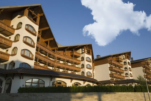Bansko architektur zeitgenössisches kempinski hotel, pirin mountain balkan bulgaria — Stockfoto